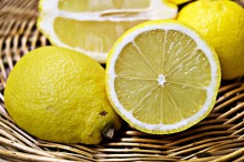 Zitronen für Limonade mit Saft