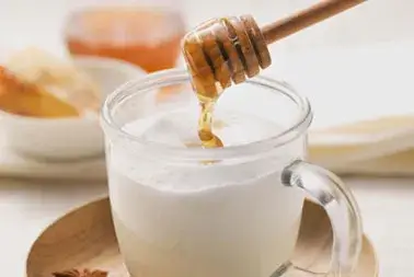 Warme Milch mit Honig