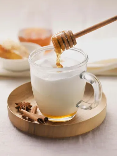 Traditionsgetränk: Heiße Milch mit Honig wirkt beruhigend