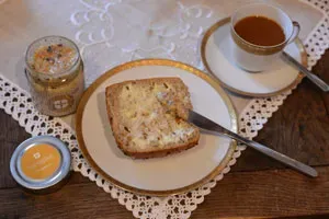 Paleo Frühstück mit Honig und Tee