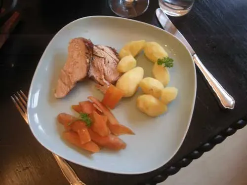 Braten mit Kartoffeln und Karotten