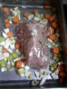 Der fertig vorbereitete Schweinebraten, bevor er in den Ofen kommt
