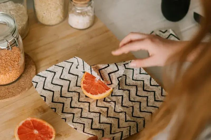 Grapefruit auf einem gemusterten Bienenwachstuch