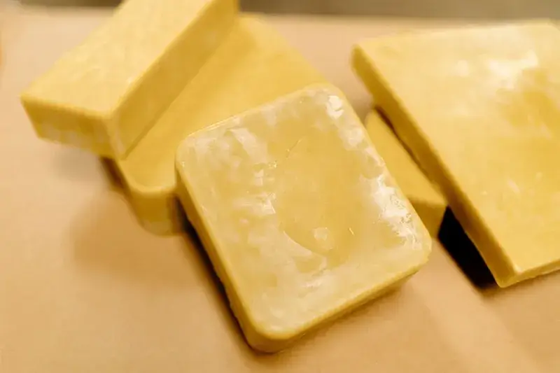 Blöcke aus gelbem Bienenwachs