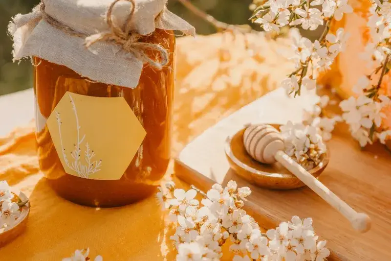 Honigglas mit Frühlingsblüten