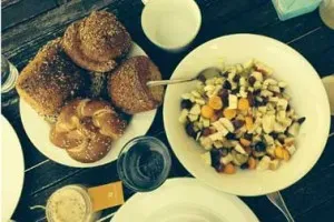 Gesundes frühstück mit Honig