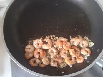 Krabben in der Pfanne mit Knoblauch