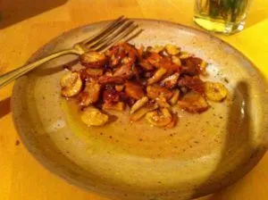 Maroni auf einem Teller mit Honig, schön dekoriert zum Essen.