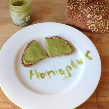 Matcha Honig auf einer Scheibe Mehrkornbrot