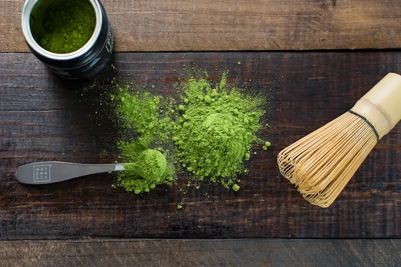Grünes Matcha-Pulver mit Löffel