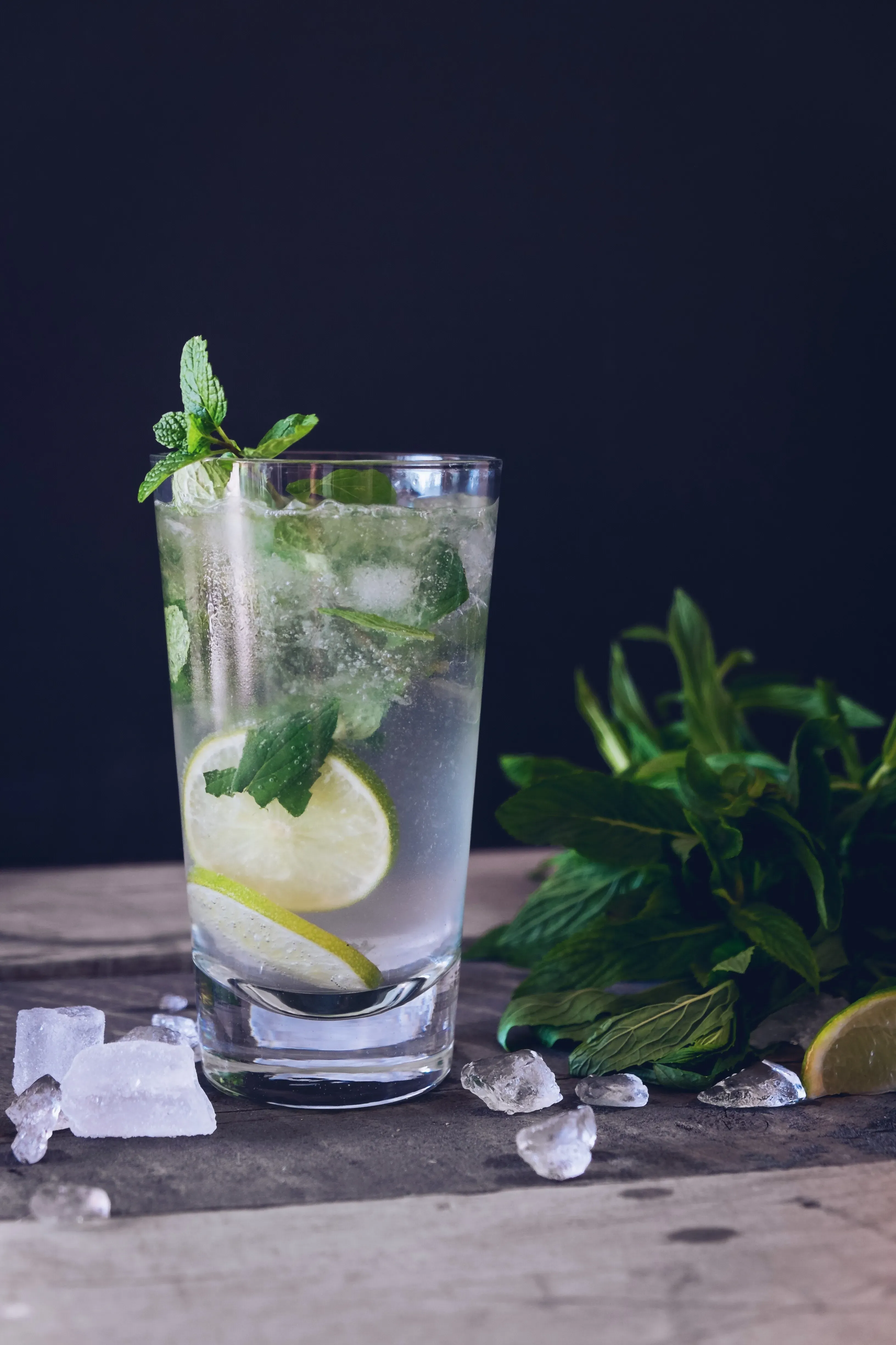 Leckerer grüner Eistee mit Minze und Limette