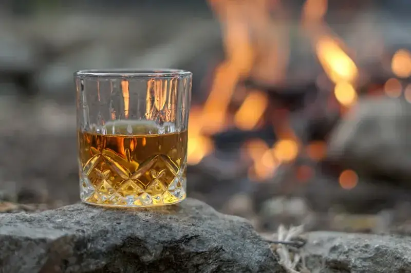 Goldener Honiglikör im Glas