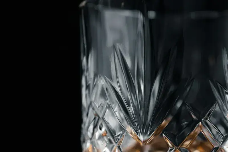 Bernsteinfarbener Whiskey im Glas