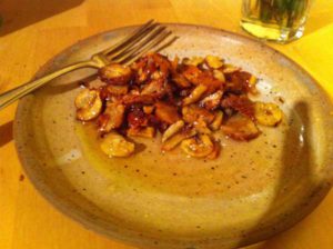 Maroni auf einem Teller mit Honig, schön dekoriert zum Essen.