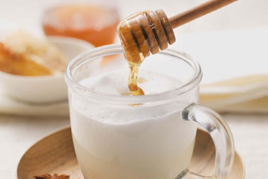 Warme Milch mit Honig